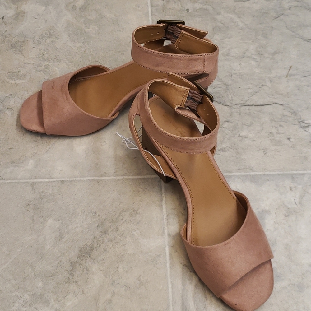 NWT Blush Healed Sandals